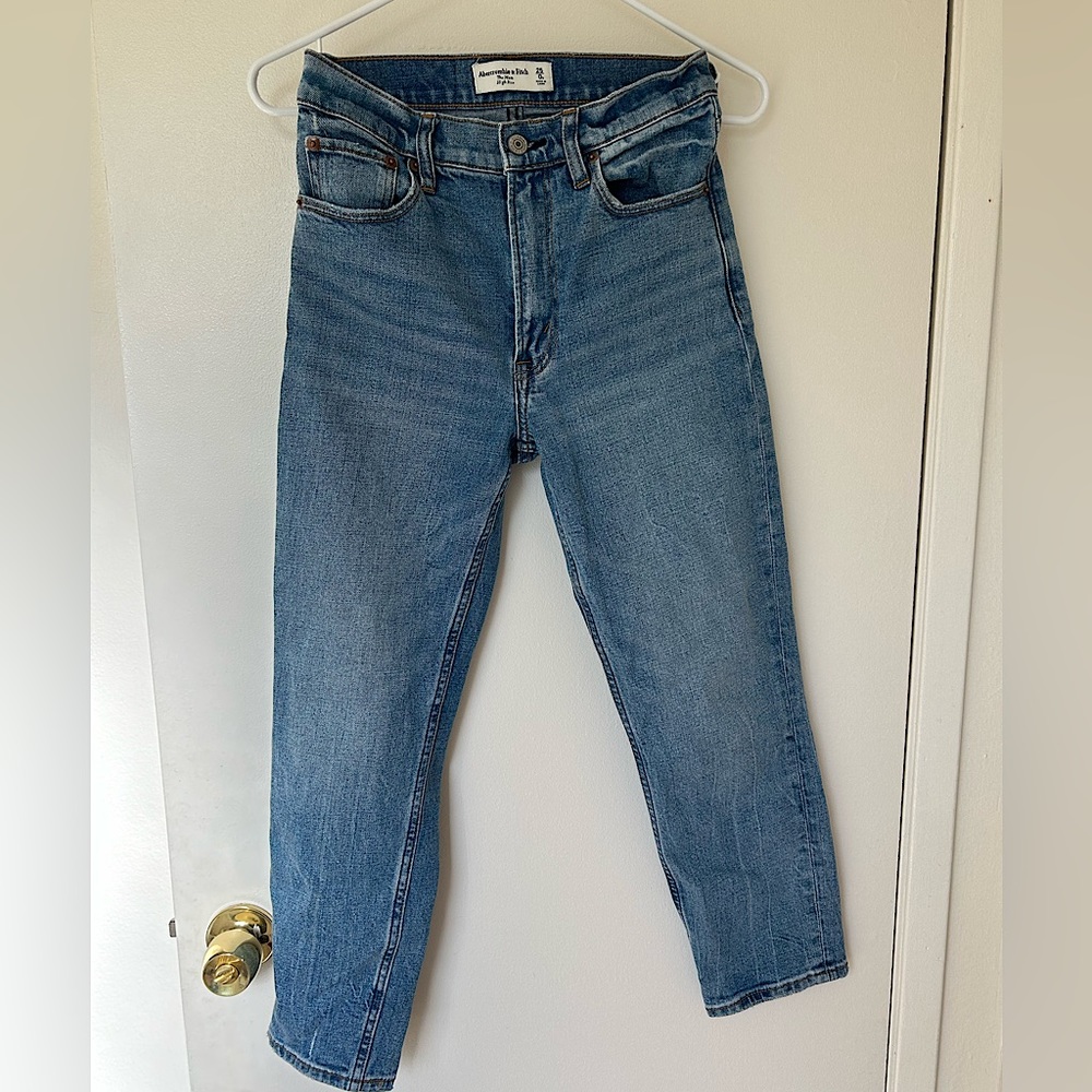 Abercrombie & Fitch - The Mom High Rise Jeans